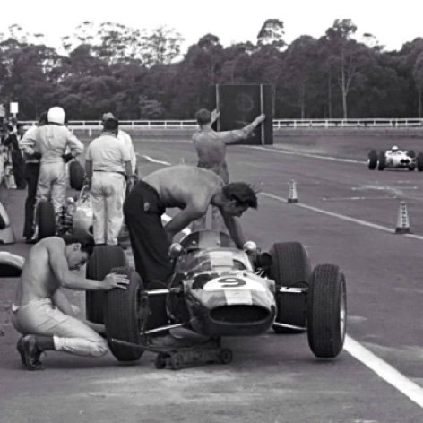 Warwick Farm pendant les essais, Jim met la main à la pâte pou changer une roues sur la Lotus 32... Warwick Farm pendant les essais, Jim met la main à la pâte pou changer une roues sur la Lotus 32...